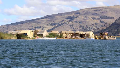 Vistas-De-Las-Islas-De-Los-Uros-En-El-Lago-Titicaca-Desde-Un-Barco,-Puno,-Perú,-Sudamérica
