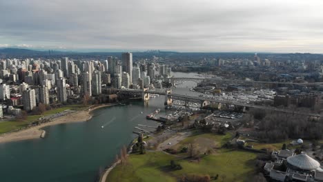 Verschiedene-Drohnenaufnahmen-In-Der-Englischen-Bucht-In-Der-Nähe-Der-Innenstadt-Von-Vancouver,-BC,-Während-Der-Eisbärenveranstaltung-2019