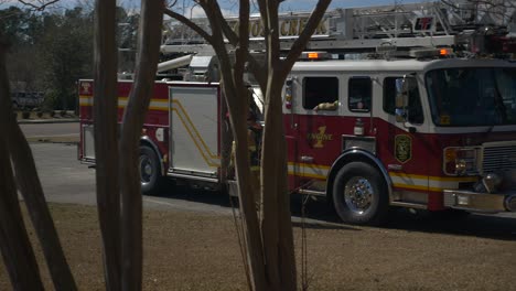 Ein-Feuerwehrmann-Steigt-Aus-Einem-Feuerwehrauto-Aus,-Um-Mit-Der-Vorbereitung-Der-Feuerlöschausrüstung-Für-Die-Brandbekämpfung-Zu-Beginnen