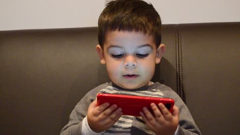 Süßer-Zweijähriger-Junge,-Der-Sich-Zeichentrickfilme-Auf-Dem-Smartphone-Ansieht