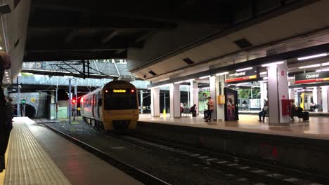 Un-Tren-Ferroviario-De-Queensland-Sale-De-La-Estación-Y-Entra-En-Un-Túnel,-En-La-Estación-Central,-Brisbane,-Australia