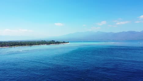 Un-Hermoso-Paisaje-En-Indonesia-Con-árboles-Gloriosos-Y-Un-Océano-Azul-Tranquilo---Toma-Aérea