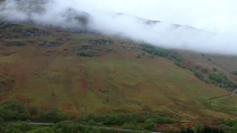 Panorámica-Cinematográfica-De-La-Montaña-Montañosa-Escocesa-Brumosa-Y-Nublada