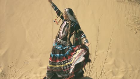 Mujer-Gitana-Girando-En-El-Desierto