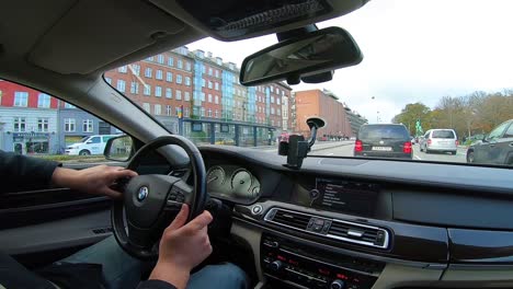 Gespräch-Während-Der-Stadtfahrt-In-Einem-BMW-7er