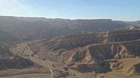 Luftaufnahmen-Von-Bergen-Und-Schluchten-In-Der-Negev-Wüste-In-Südisrael