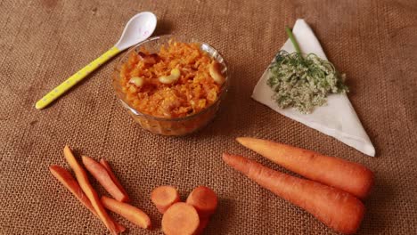 Karotten-Halwa-–-Beliebte-Indische-Süßigkeit-Aus-Karotten,-Isoliert-Auf-Holzhintergrund,-Selektiver-Fokus