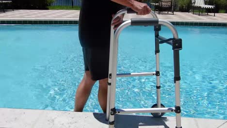 Behinderter-Nutzt-Seine-Gehhilfe,-Um-Mit-Der-Schwimmtherapie-Zu-Beginnen