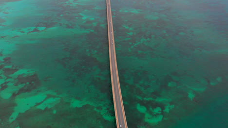 Luftaufnahme-Von-Autos,-Die-An-Der-Irabu-Brücke,-Miyakojima,-Okinawa,-Japan,-Vorbeifahren