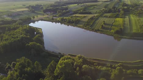 Luftaufnahme-Von-überfluteten-Reisfeldern-In-Polen-Während-Des-Sonnenuntergangs