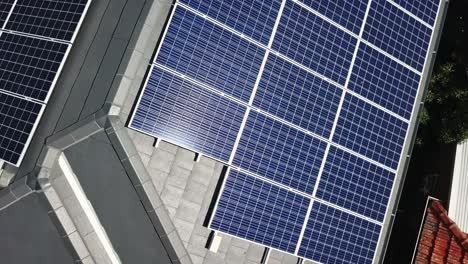 Sonnenkollektoren-Auf-Dem-Dach