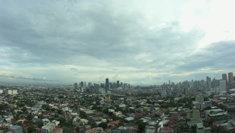 Schwenkaufnahme-Eines-Städtischen-Gebiets-In-Manila