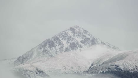 Cumbre-De-La-Montaña-Que-Aparece-De-La-Niebla-A-Nubes-Bajas-En-Kirguistán