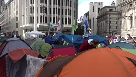 Extinction-Rebellion-protesters-set-up-tents-in-central-London,-UK