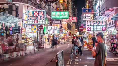 Zeitraffer-Einer-Belebten-Straße-Mit-Wunderschönen-Neonlichtschildern-In-Der-Nacht-In-Hongkong