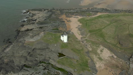 Eine-Luftaufnahme-Des-Leuchtturms-Von-Elie-Ness-Und-Der-Umliegenden-Küste-An-Einem-Nebligen-Tag,-Fife,-Schottland