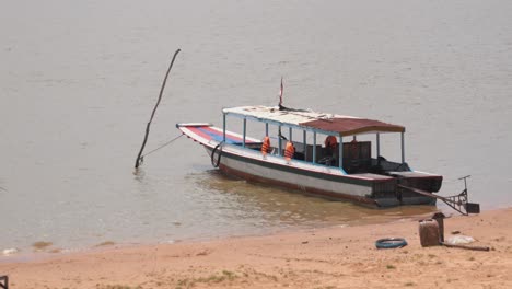 Ein-Traditionelles-Khmer-Boot-Am-Ufer-Eines-Sees-In-Kambodscha