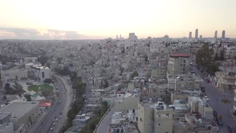 Blick-Aus-Der-Vogelperspektive-Auf-Den-Sonnenaufgang-In-Der-Innenstadt-Von-Jabal-Amman,-Jordanien