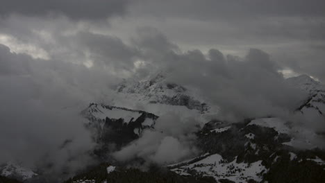 Zeitraffer,-Der-Sich-Bewegende-Wolken-In-Einem-Gebirgstal-In-Den-Französischen-Alpen-Im-Winter-Zeigt