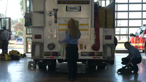 Feuerwehrleute-Bereiten-Die-Ausrüstung-Eines-Feuerwehrautos-Vor,-Um-Für-Den-Notfalleinsatz-Und-Die-Brandbekämpfung-Gerüstet-Zu-Sein
