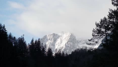 Atemberaubende-Gefrorene-Wasserfall-Eiszapfen-Auf-Einer-Felsigen-Bergklippe-An-Einem-Wintertag