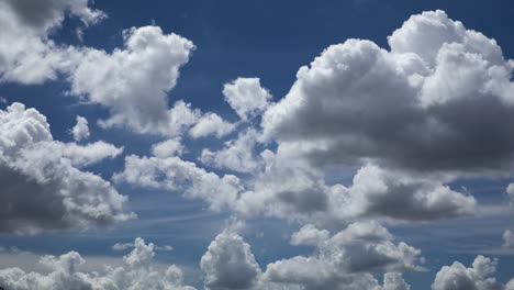 Zeitraffer-Bauschiger,-Flauschiger-Weißer-Tropischer-Kumuluswolken,-Die-Sich-Von-Links-Nach-Rechts-Bewegen