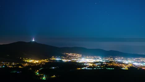 Timelapse-Nocturno-De-La-Ciudad-De-Liberec-Y-Torre-Bromeada-Con-Luces-De-Tráfico