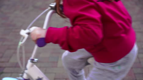Kleines-Mädchen-Fährt-Mit-Ihrem-Bunten-Fahrrad-Im-Hinterhof-4k