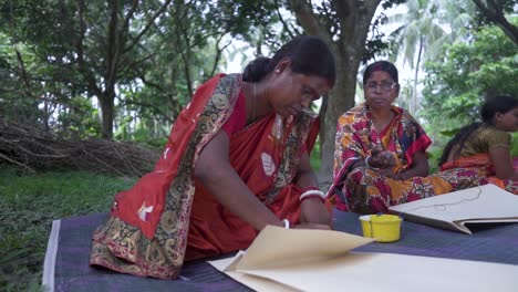 Mujeres-Indias-Pobres-Doblando-Y-Haciendo-Bolsas-Al-Aire-Libre