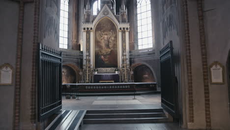Turku-Cathedral-Interior-Gimbal-Shot-of-Altar-and-Painting-of-Christ