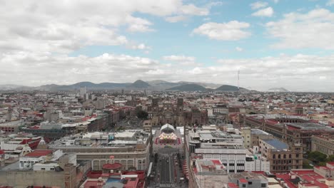Panoramablick-Aus-Der-Luft-Auf-Den-Downtown-Plaza-Von-Mexiko-Stadt,-El-Zocalo,-Mit-Blick-Auf-Die-Kathedrale-Und-Den-Nationalpalast