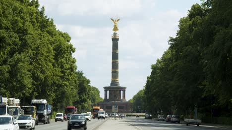Victory-Column-of-Berlin-called-Siegessaeule-in-Tiergarten-with-Road