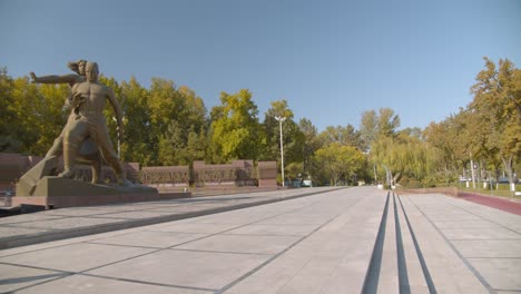 El-Monumento-De-Coraje-En-Tashkent,-Uzbekistán-Dedicado-Al-Terremoto-Más-Fuerte-De-1966