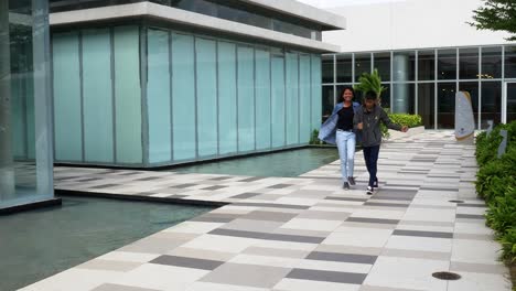 Blick-Auf-Die-Typische-Top-Deck-Promenade-Und-Teiche-Im-Einkaufszentrum-Sm-Seaside-In-South-Road-Properties,-Cebu-City