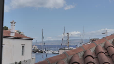 Fensterblick-Auf-Den-Hafen-Der-Griechischen-Insel-Hydra