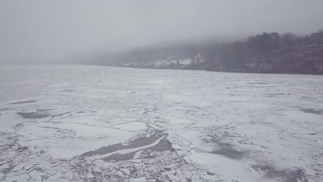Drohne-Fliegt-Während-Eines-Wintersturms-In-Connecticut-über-Einem-Nebligen-Fluss-Mit-Großen-Eisbrocken