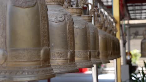 Las-Grandes-Campanas-De-Metal-Colgando-En-La-Fila-Dentro-Del-Templo-Tailandés