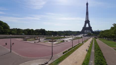Trocadero-Brunnen,-Garten-Und-Eiffelturm-In-Einem-Ultraweitwinkel-Standbild-In-Paris-An-Einem-Sonnigen-Sommertag-Nach-Der-Sperrung-Mit-Sehr-Wenigen-Menschen