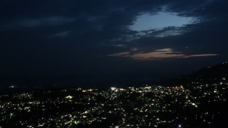 timelapse-of-city-lights-in-the-evening