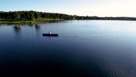 Hochgebirgssee,-Der-Mit-Einem-Kanu-Befahren-Wird