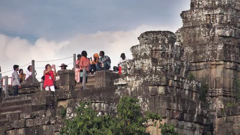 Turistas-Sentados-Y-Tomando-Fotos-En-El-Templo-Bakheng