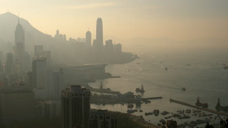 Hohe-Ansicht-Mit-Blick-Auf-Den-Hafen-Von-Victoria,-Einschließlich-Der-Insel-Hong-Kong-Und-Kowloon-Am-Späten-Nachmittag