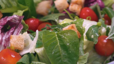 Croutons-Fallen-In-Einen-Köstlichen-Frischen-Salat