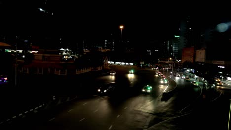 Beobachten-Sie-Nachts-Die-Autos-Auf-Dem-Siegesdenkmal-In-Bangkok