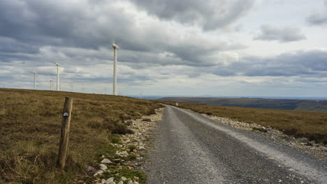 Zeitraffer-Von-Windparkturbinen-Entlang-Einer-Steinstraße-Mit-Ziehenden-Wolken-In-Den-Arigna-Bergen-In-Irland