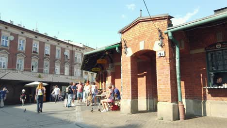 Gente-Comprando-Comida-Callejera-En-El-Mercado-Judío-En-Plac-Nowy-Jewish-Square-En-Cracovia,-Pan-Shot