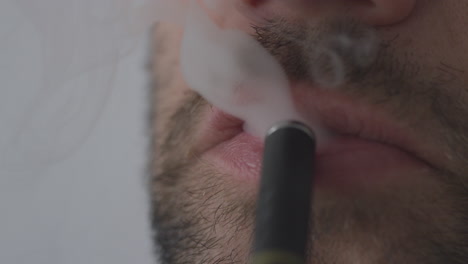 Ein-Mann,-Der-Einen-Vape-Pen-Verwendet,-Der-Nikotin-cannabis-Oder-Aromatisiertes-Cbd-Inhaliert