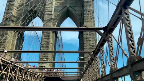 Blick-Auf-Die-Brooklyn-Bridge-Während-Der-Fahrt-Darunter,-In-New-York-City,-Vereinigte-Staaten