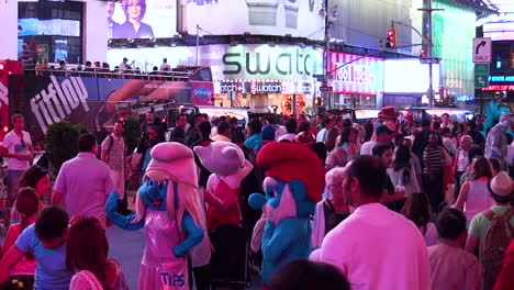 Schlümpfe-Auf-Dem-überfüllten-Times-Square-In-New-York-City