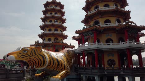 Die-Drachen--Und-Tigerpagoden-Am-Lotusteich-In-Kaohsiung,-Taiwan
